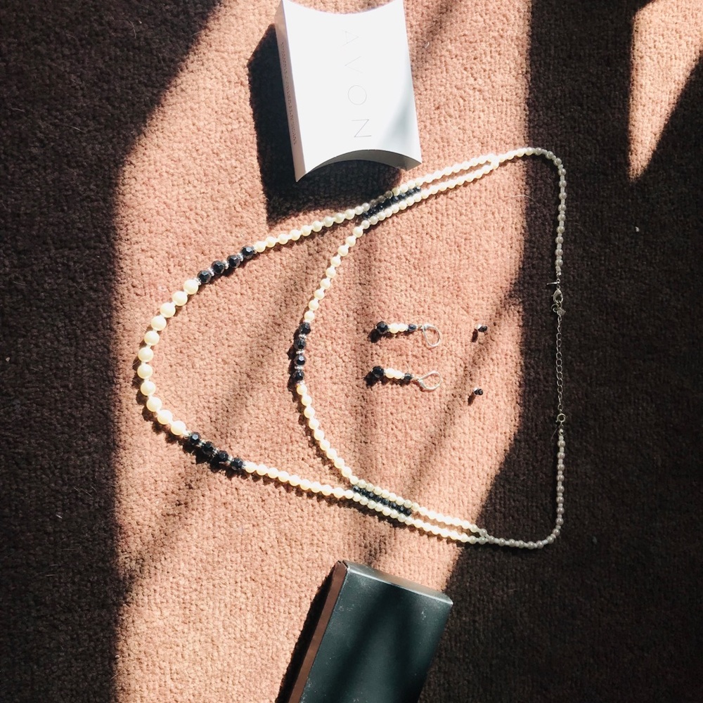 beautiful Avon necklace with earrings